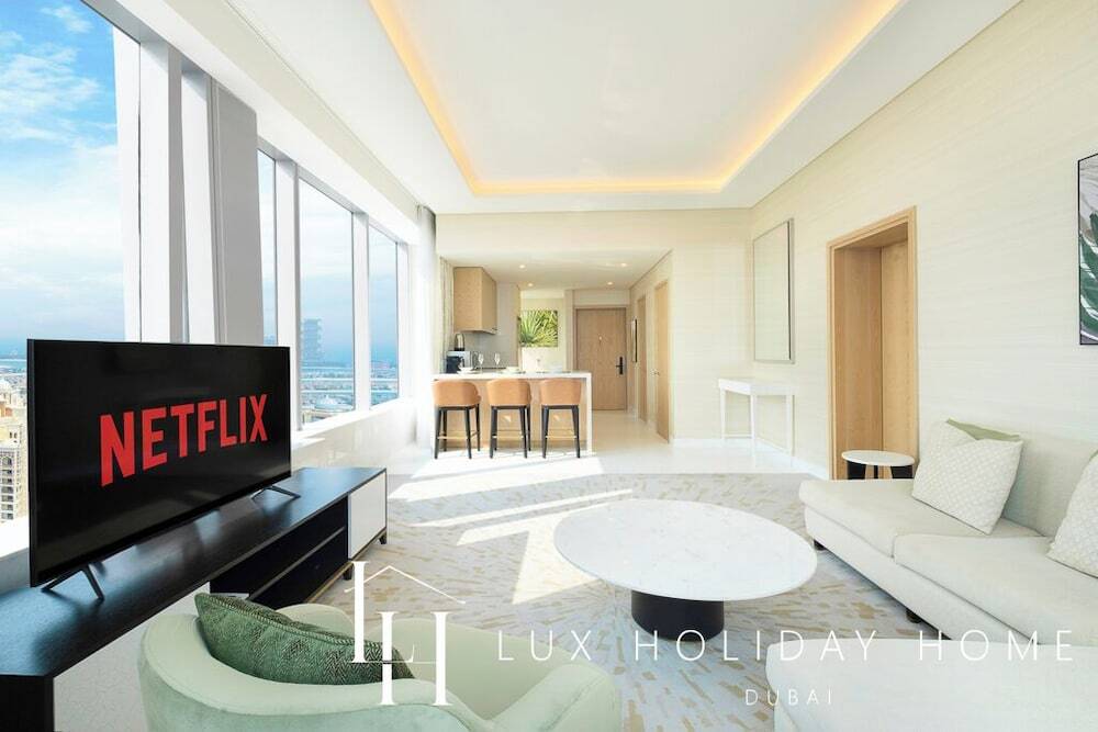 Дубай: LUX Iconic Views at Palm Tower Suite 1