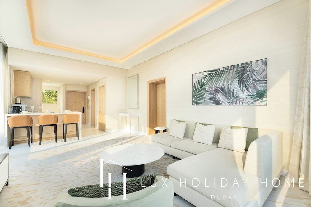 Дубай: LUX Iconic Views at Palm Tower Suite 1