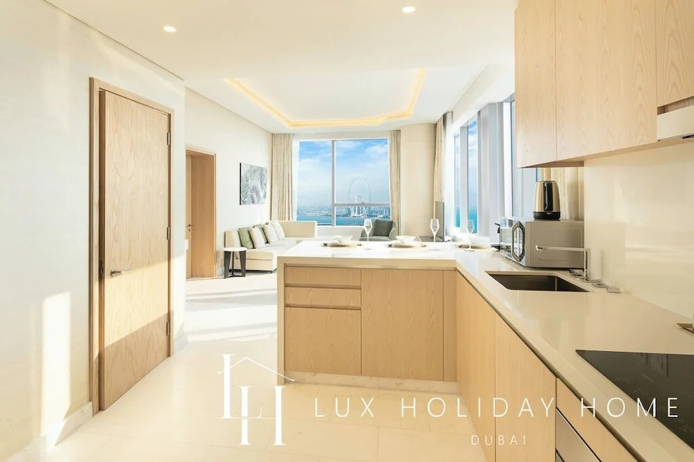Дубай: LUX Iconic Views at Palm Tower Suite 1