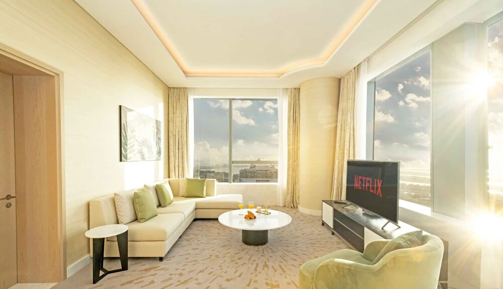 Дубай: LUX Iconic Views at Palm Tower Suite 3