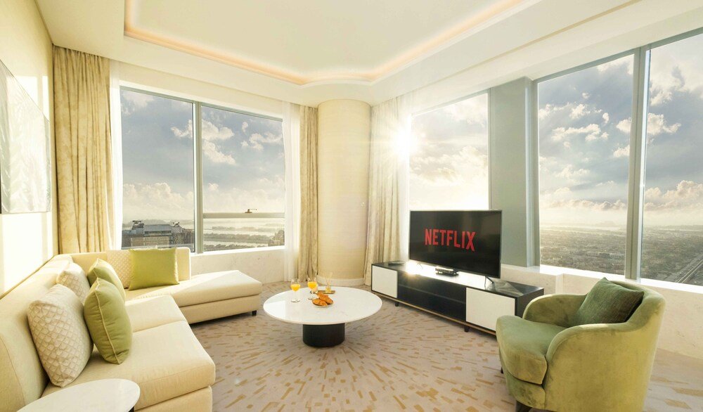 Дубай: LUX Iconic Views at Palm Tower Suite 3