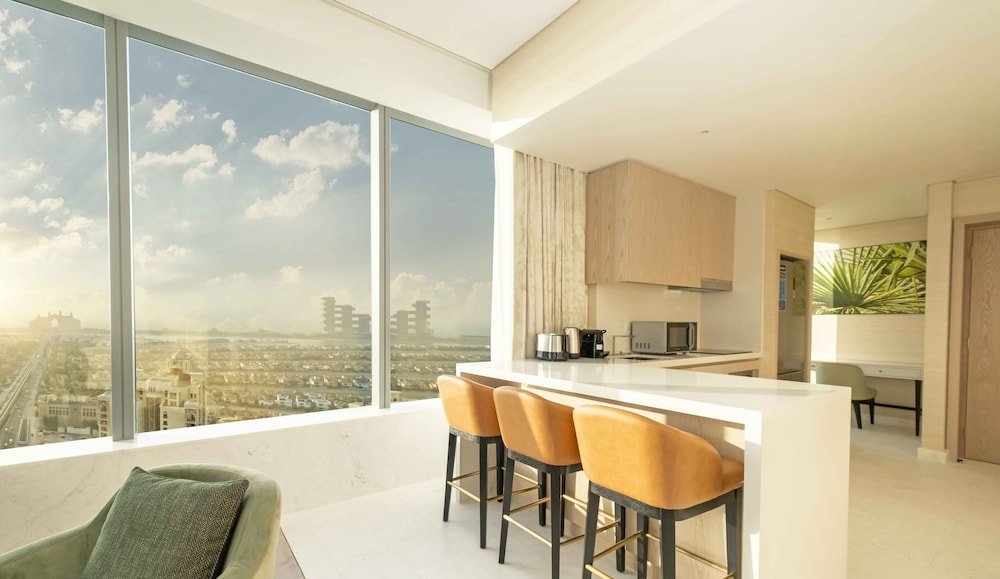 Дубай: LUX Iconic Views at Palm Tower Suite 3