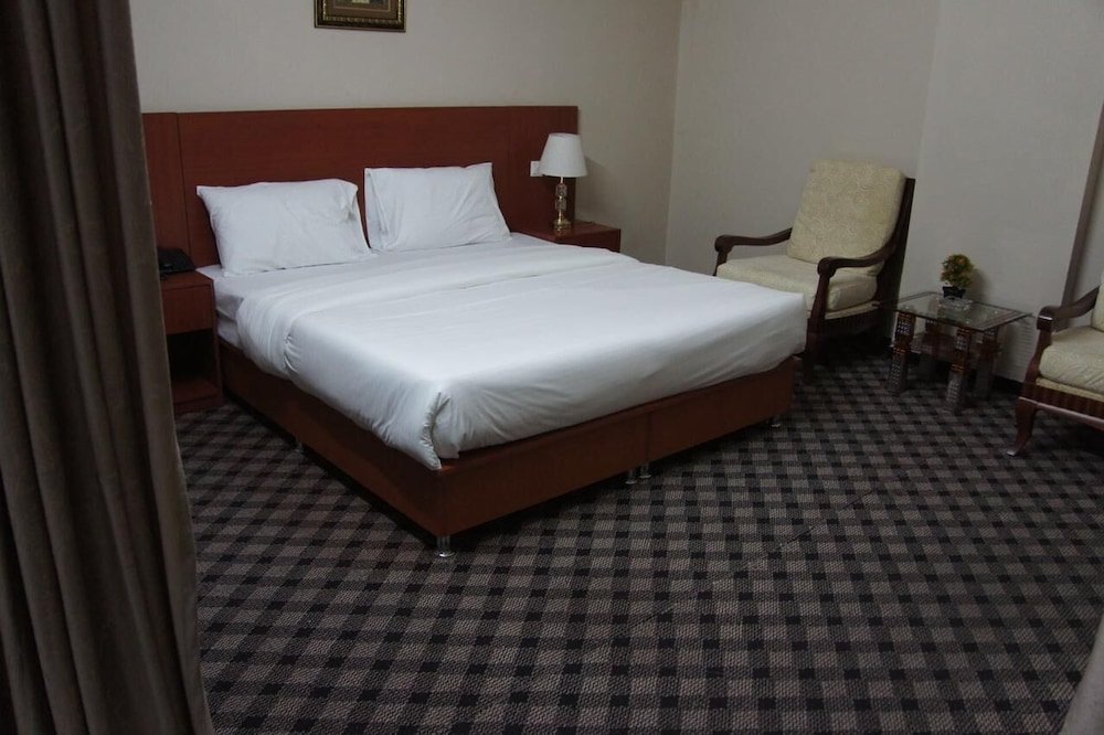 Дубай: Three 888 Hotel