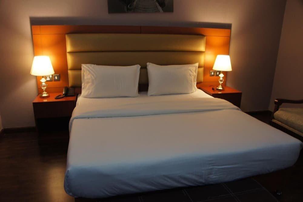 Дубай: Three 888 Hotel