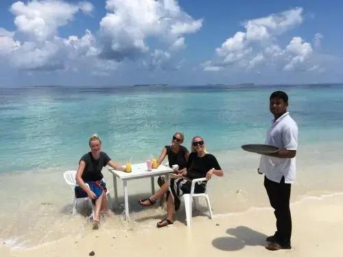 Атолл Нууну: Island Host