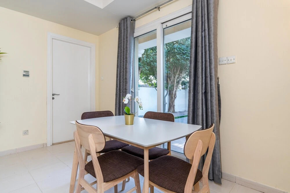 Дубай: Lux BnB The Springs Villa Private Garden