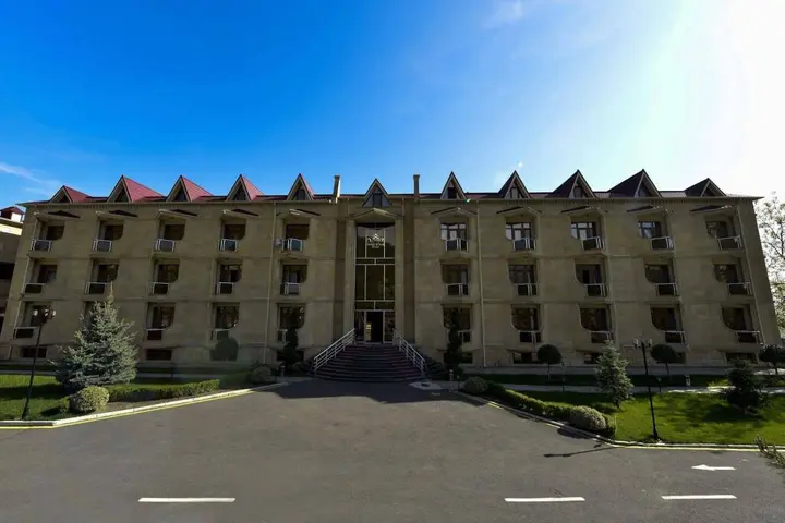 Вандам: Qebele Yeddı Gozel Hotel