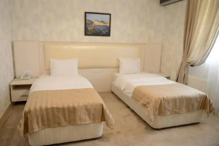 Вандам: Qebele Yeddı Gozel Hotel