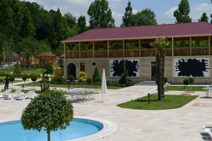 Вандам: Qebele Yeddı Gozel Hotel