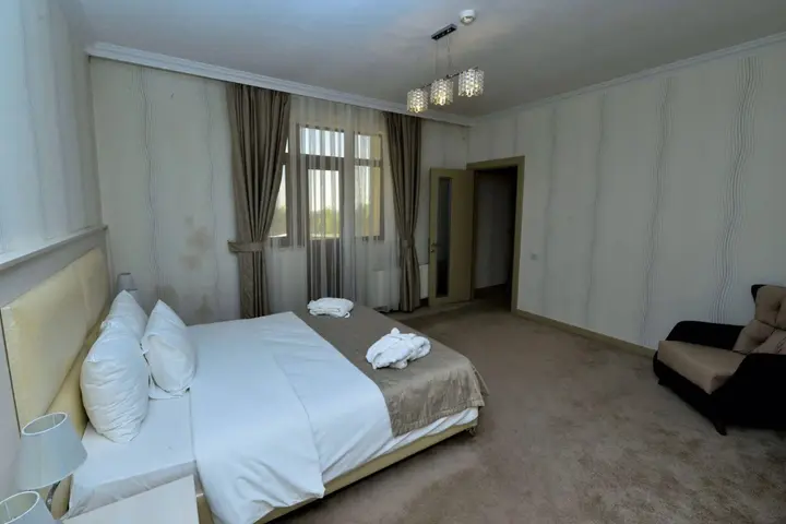 Вандам: Qebele Yeddı Gozel Hotel