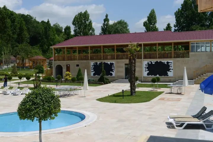 Вандам: Qebele Yeddı Gozel Hotel