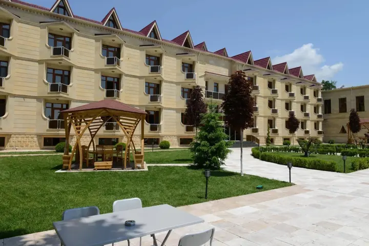 Вандам: Qebele Yeddı Gozel Hotel