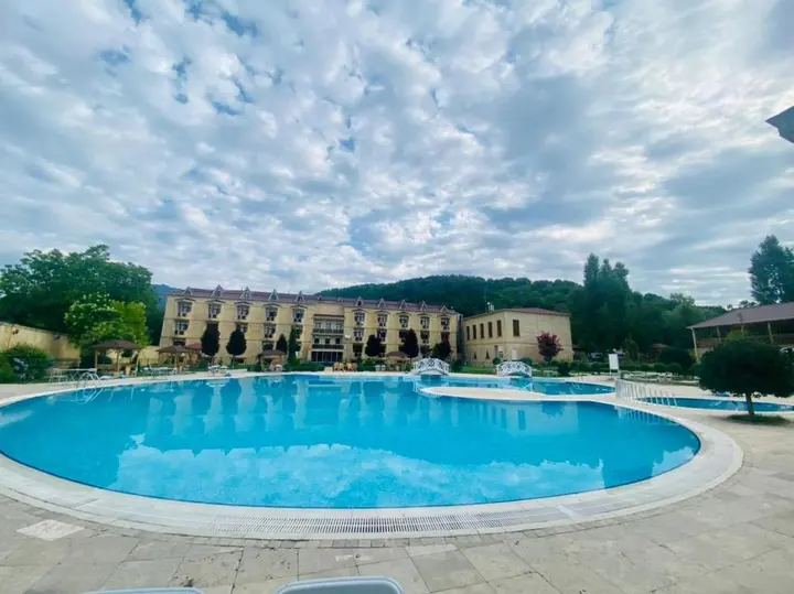 Вандам: Qebele Yeddı Gozel Hotel