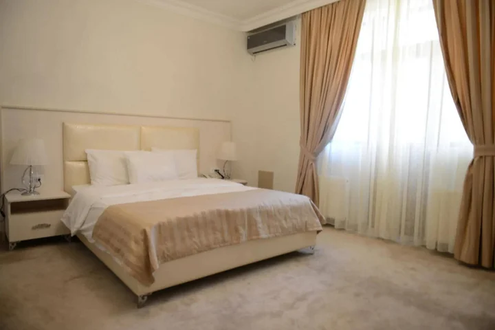 Вандам: Qebele Yeddı Gozel Hotel