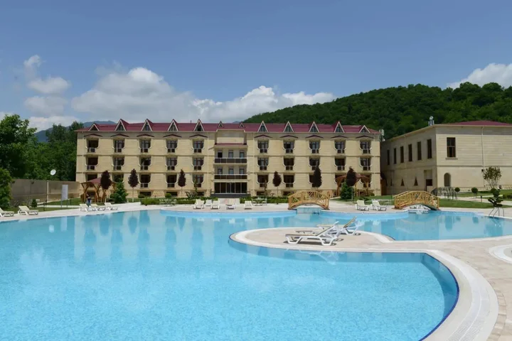 Вандам: Qebele Yeddı Gozel Hotel