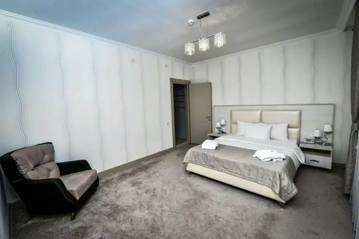 Вандам: Qebele Yeddı Gozel Hotel