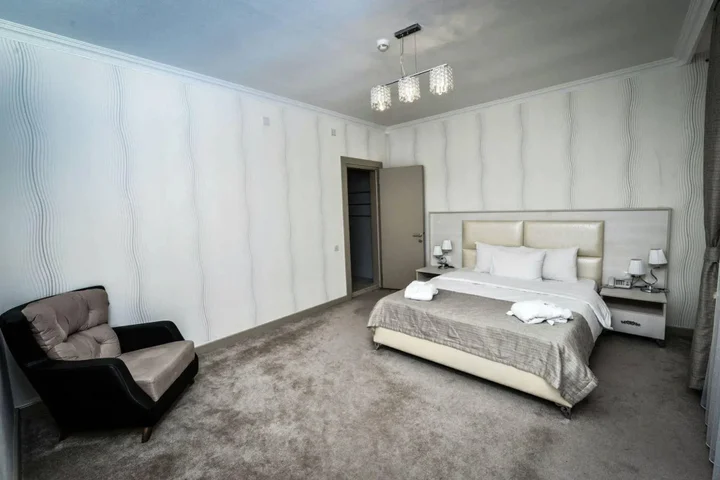 Вандам: Qebele Yeddı Gozel Hotel