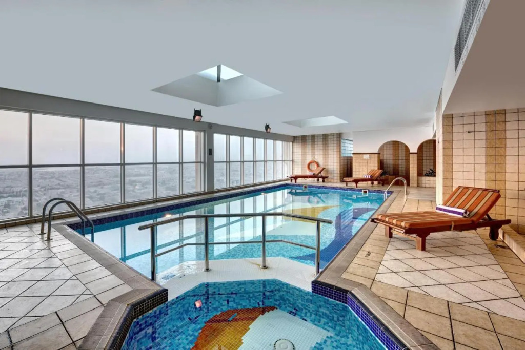 Дубай: Emirates Grand Hotel