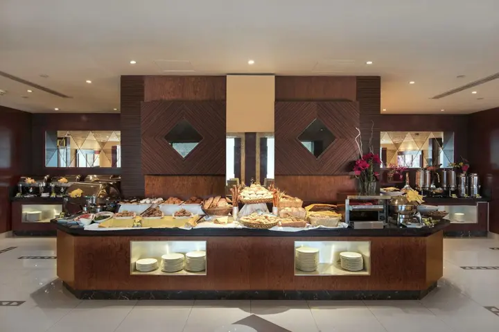 Дубай: Emirates Grand Hotel