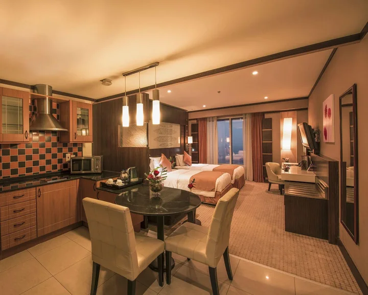 Дубай: Emirates Grand Hotel
