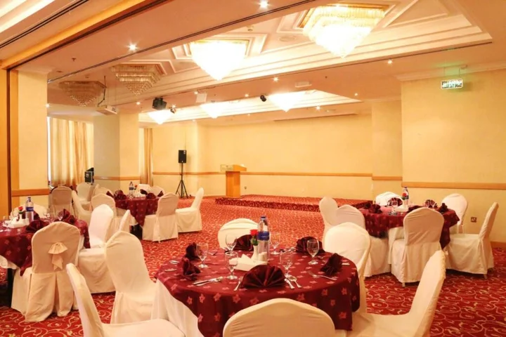 Абу-Даби: Grand Continental Hotel