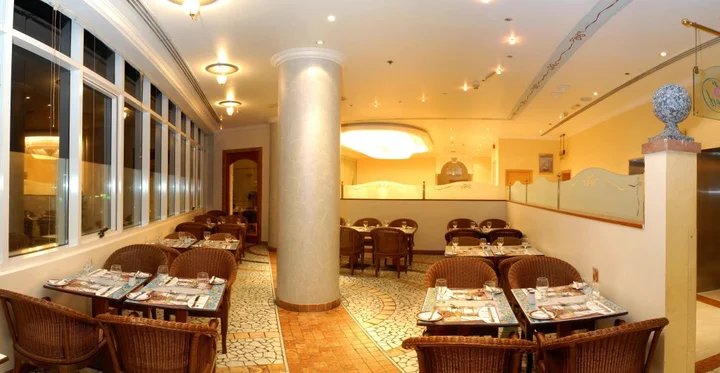 Абу-Даби: Grand Continental Hotel