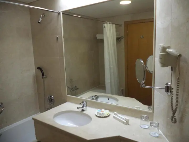 Абу-Даби: Grand Continental Hotel
