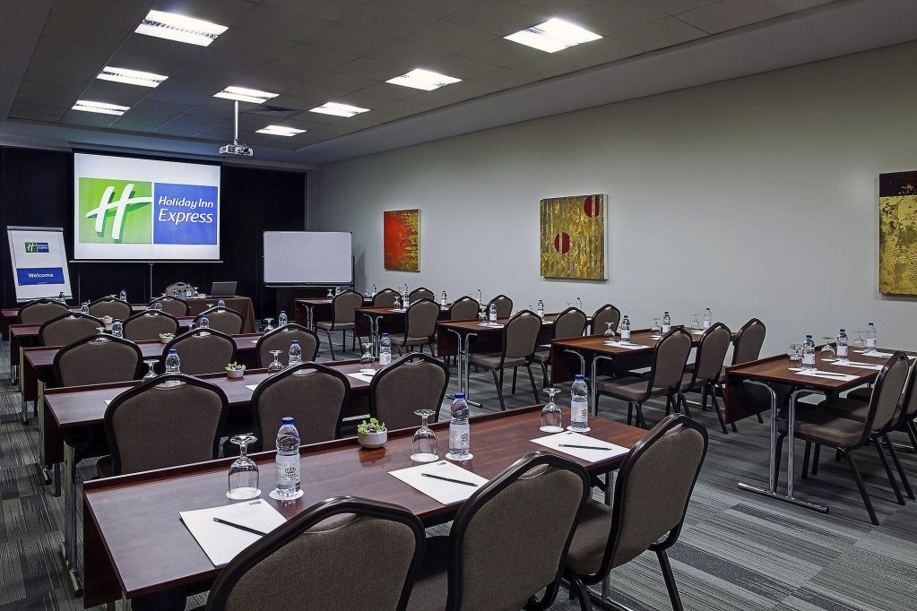 Дубай: Holiday Inn Express Dubai Internet City an IHG Hotel