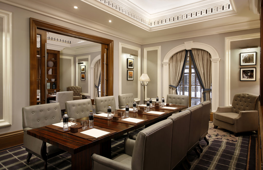Дубай: Отель Al Habtoor Palace