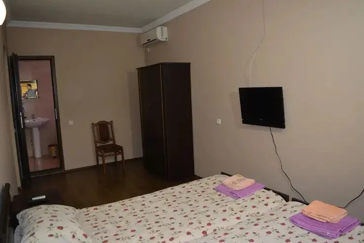 Кварели: Hotel In The Middle of City