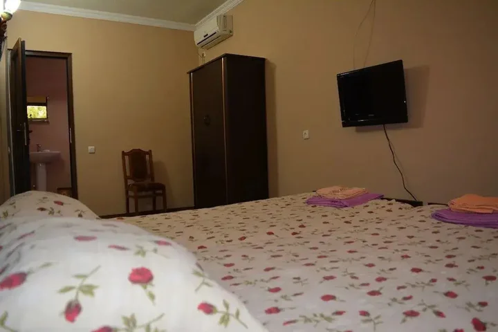 Кварели: Hotel In The Middle of City