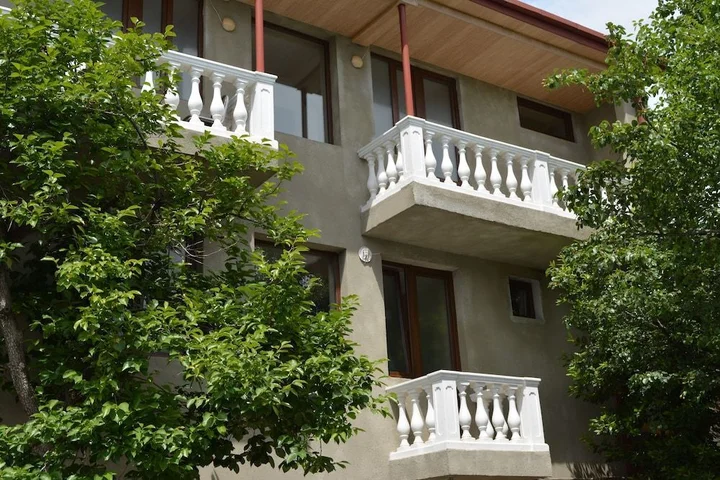Кварели: Hotel In The Middle of City