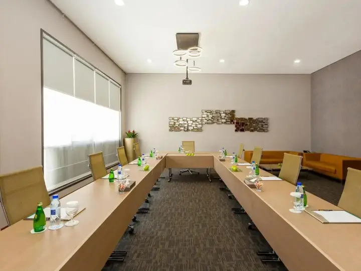 Дубай: Flora Al Barsha Hotel at the Mall