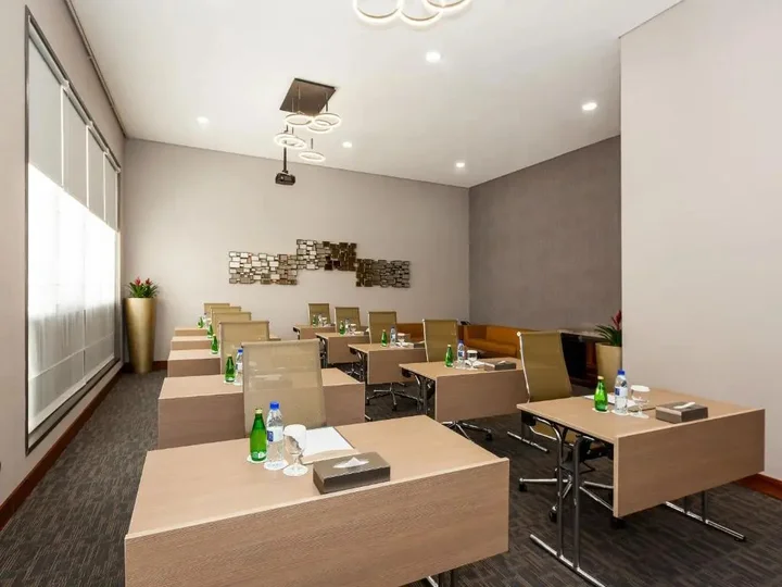 Дубай: Flora Al Barsha Hotel at the Mall