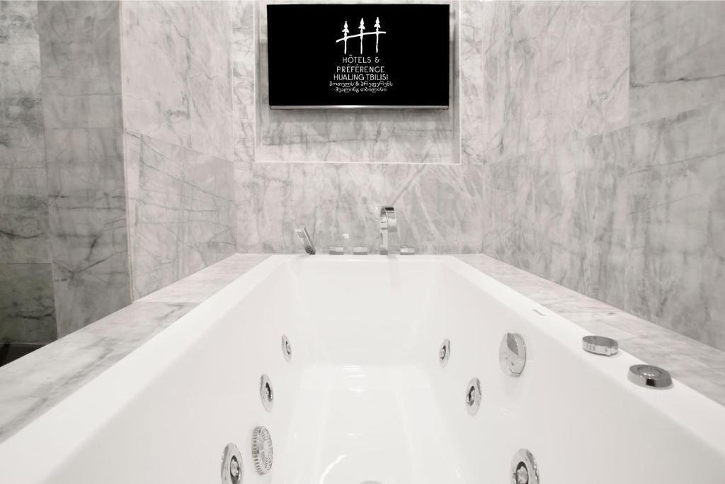 Тбилиси: Hotel Hotels & Preference Hualing Tbilisi Mimino
