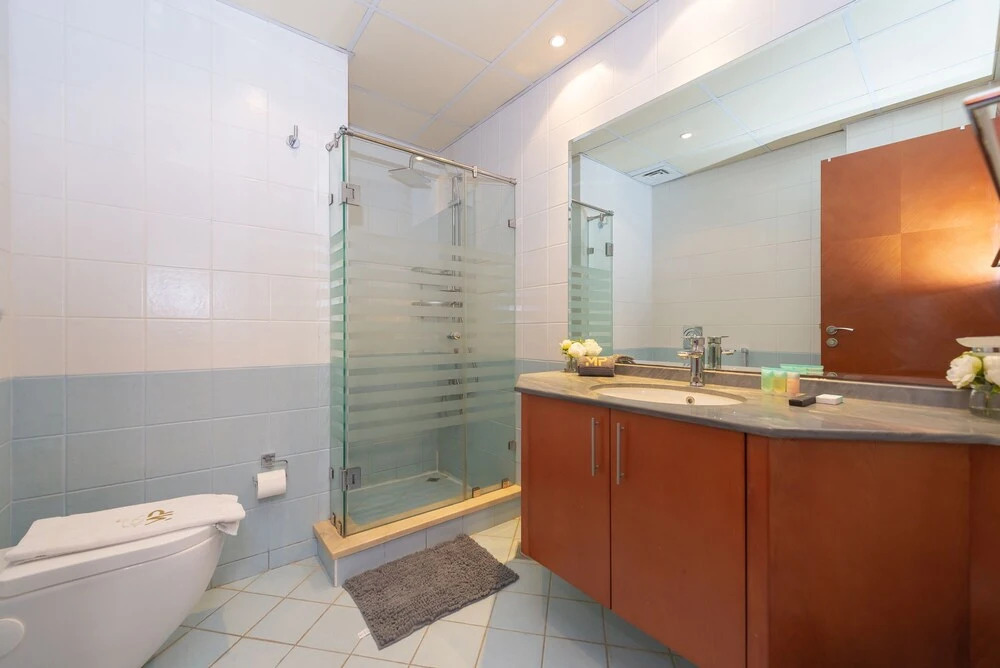 Дубай: Marco Polo - Stunning Getaway in Condo with Lake and City Views