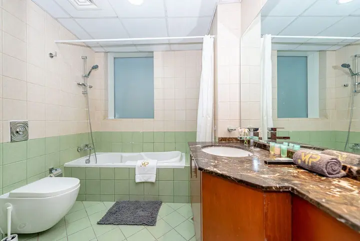 Дубай: Marco Polo - Stunning Getaway in Condo with Lake and City Views
