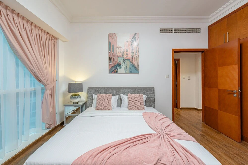 Дубай: Marco Polo - Stunning Getaway in Condo with Lake and City Views