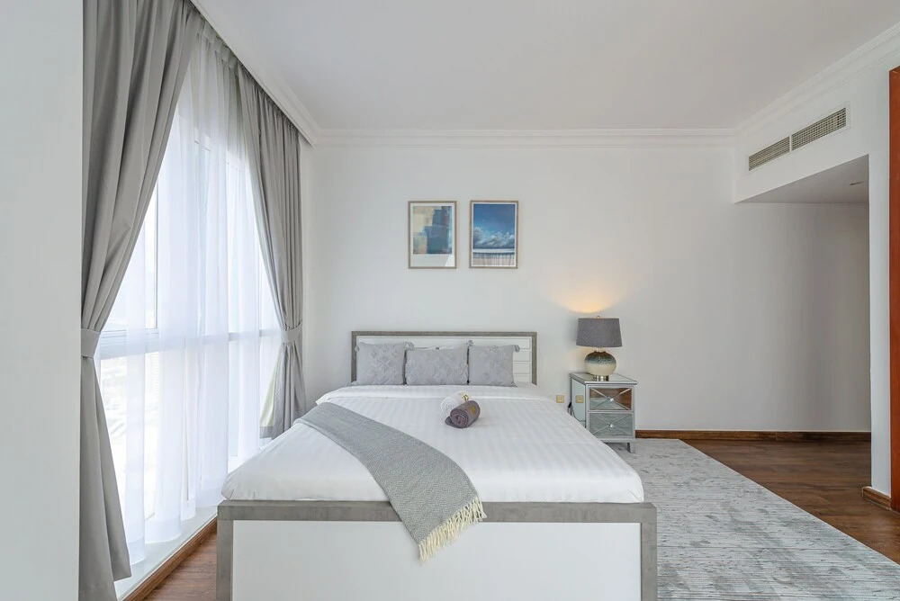 Дубай: Marco Polo - Stunning Getaway in Condo with Lake and City Views