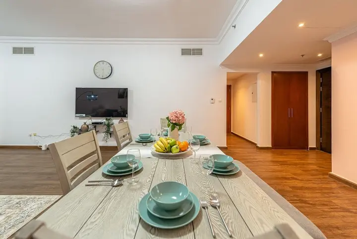 Дубай: Marco Polo - Stunning Getaway in Condo with Lake and City Views