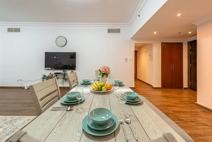Дубай: Marco Polo - Stunning Getaway in Condo with Lake and City Views