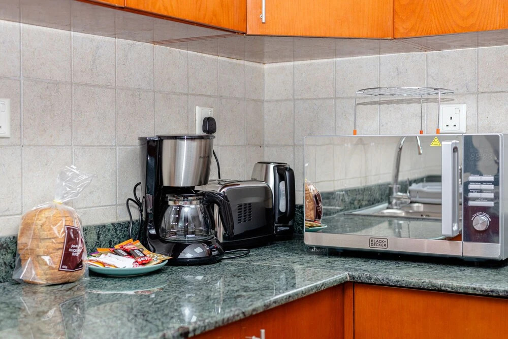 Дубай: Marco Polo - Stunning Getaway in Condo with Lake and City Views