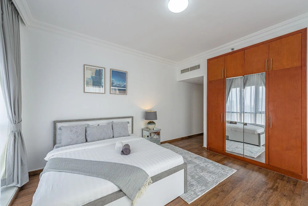 Дубай: Marco Polo - Stunning Getaway in Condo with Lake and City Views