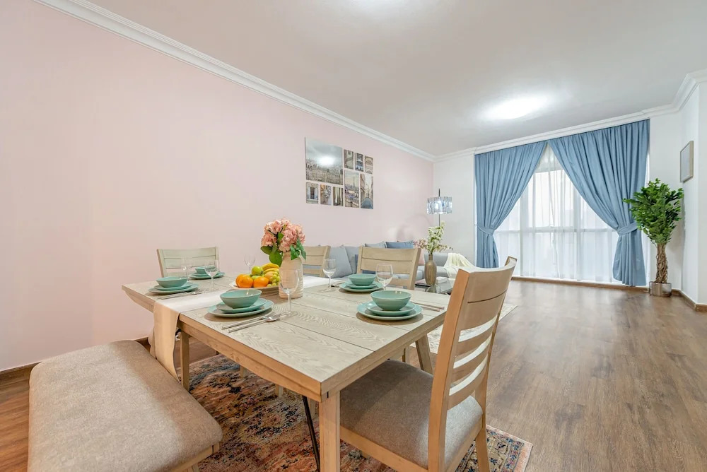 Дубай: Marco Polo - Stunning Getaway in Condo with Lake and City Views