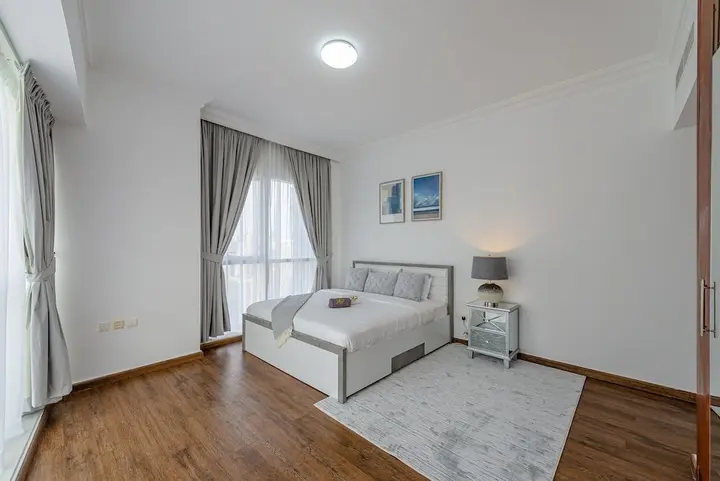Дубай: Marco Polo - Stunning Getaway in Condo with Lake and City Views