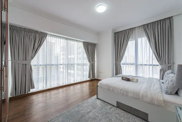 Дубай: Marco Polo - Stunning Getaway in Condo with Lake and City Views