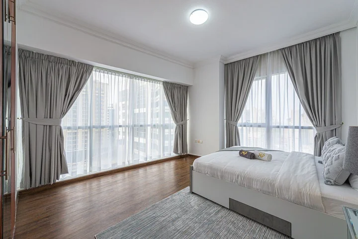 Дубай: Marco Polo - Stunning Getaway in Condo with Lake and City Views