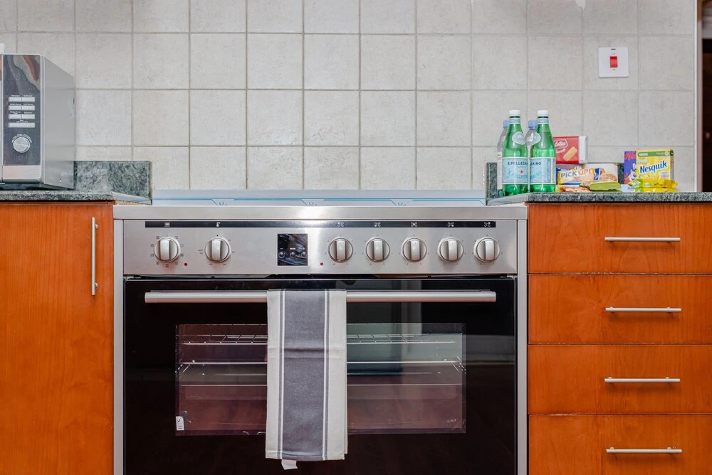 Дубай: Marco Polo - Stunning Getaway in Condo with Lake and City Views