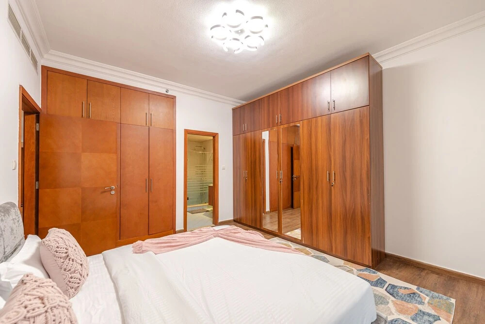 Дубай: Marco Polo - Stunning Getaway in Condo with Lake and City Views