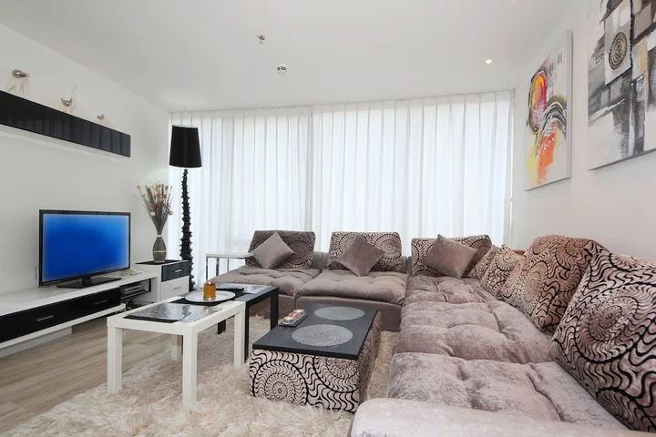 Дубай: Signature Holiday Homes - D1 Tower